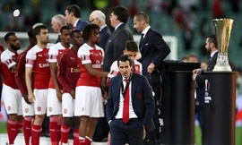 HLV Unai Emery và các học trò cúi mặt trước cúp bạc Europa League