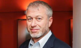 Không được đến Anh, nhưng Roman Abramovich vẫn giữ cam kết với Chelsea.
