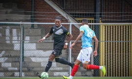 Sint-Truidense (áo đen) thua ngược RC Lens.