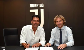 Gianluigi Buffon rạng rỡ ký hợp đồng với Juventus