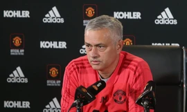 Jose Mourinho lầm lì trong phòng họp báo