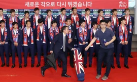 Tuyển Hàn Quốc bị ném trứng thối ở sân bay.