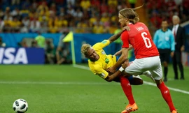 Neymar vật vã, đau đớn quằn quại trước Thụy Sĩ.