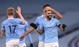 Riyad Mahrez ăn mừng cùng các cầu thủ Man City.