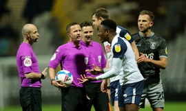 Hậu vệ người Anh đối diện án phạt vì bóp… ‘của quý’ đối phương