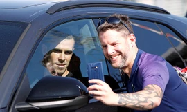 Gareth Bale vui vẻ chụp ảnh lưu niệm cùng người hâm mộ.