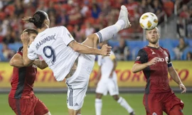 Zalatan Ibrahimovic ghi bàn bằng cú đá karate