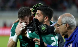 HLV Miodrag Radulovic động viên các cầu thủ Lebanon sau khi bị loại