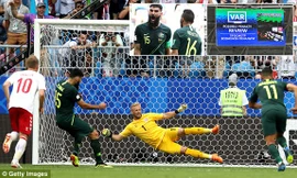 Bàn thắng của Mile Jedinak trên chấm 11m sau khi trọng tài sử dụng công nghệ VAR.