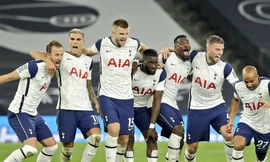 Các cầu thủ Tottenham ăn mừng chiến thắng trên chấm luân lưu 11m.