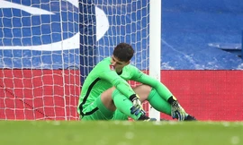 Kepa thất vọng sau bàn thua lãng nhách.