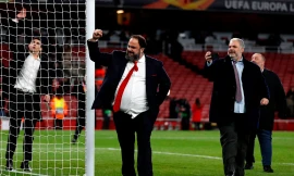 Ông chủ Olympicos, Evangelos Marinakis tiếp xúc với nhiều thành viên của Arsenal.