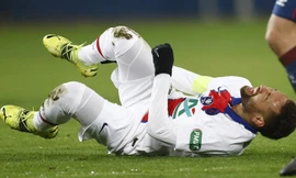 Neymar chấn thương, PSG lo sốt vó trước đại chiến với Barcelona