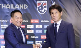 Chủ tịch FAT Somyot Poompanmoung và HLV Akira Nishino.