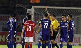 Trọng tài Trần Văn Lập rút thẻ đỏ với Tấn Tài, bẻ còi phút chót. Ảnh: 24h