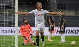 Luuk de Jong trừng phạt M.U.