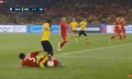 Đoàn Văn Hậu tái hiện pha tắc bóng kiểu “gạt lưỡi liềm” 