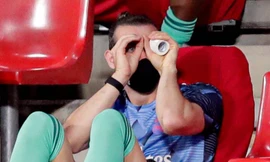 Gareth Bale làm trò hề trên ghế dự bị của Real Madrid.