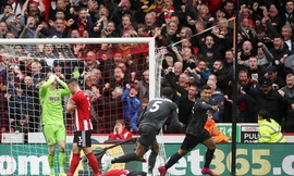 Thủ môn Sheffield Utd 'biếu' chiến thắng cho Liverpool