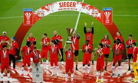 RB Salzburg ăn mừng theo kiểu "giãn cách xã hội"