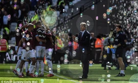 Các cầu thủ West Ham ăn mừng bàn thắng.