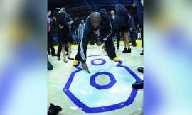 Kobe Bryant ký tên lên sàn đấu cuối cùng trong sự nghiệp.