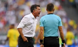Juan Carlos Osorio nổi đóa với trọng tài.