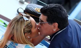 Maradona vô tư âu yếm bồ nhí bất chấp Ronaldo bên cạnh.