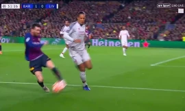 Hậu vệ đắt giá của Liverpool sợ Messi, phải cầu cứu đồng đội