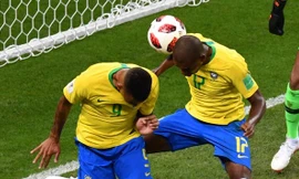 Fernandinho phản lưới Brazil