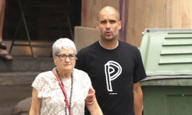 HLV Pep Guardiola và mẹ đẻ, bà Dolors Sala Carrio