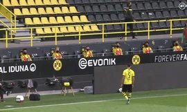 Các cầu thủ dự bị Dortmund ngồi cách xa nhau trên khán đài.