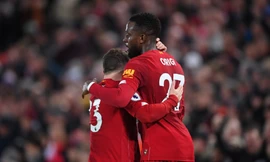Shaqiri (trái) và Origi đang trên đường rời sân Anfield