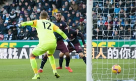 Alexandre Lacazette ghi bàn dễ dàng vào lưới Huddersfield