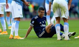 Ronaldo tỏ ra rất đau đớn trước khi rời sân.