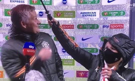 Hành động khiến Solskjaer bị đám đông chế giễu.