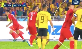 Tình huống gây tranh cãi của Duy Mạnh. Ảnh: Fox Sports