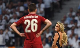 Người mẫu Kinsey Wolanski ăn mặc sexy, quậy tung trận chung kết Tottenham - Liverpool
