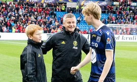 HLV Ole Solskjaer và hai con trai sau trận đấu.