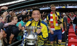 Mesut Ozil rời Arsenal trong tranh cãi.