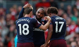 Các cầu thủ Arsenal ăn mừng bàn thắng trước Fulham