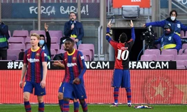 Lionel Messi mặc sẵn áo đấu Newell's Old Boys để tri ân Maradona.