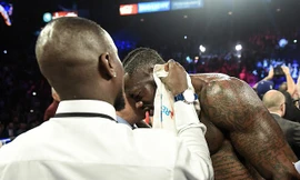 Deontay Wilder bị rách tai trong trận đấu với Fury.