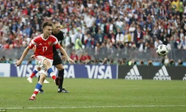 Aleksandr Golovin (số 17) trong tình huống đá phạt thành bàn ở trận khai mạc