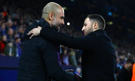 HLV Pep Guardiola bắt tay HLV Domenico Tedesco trước trận đấu