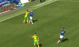 Kieran Gibbs đánh thẳng mặt James Rodriguez.