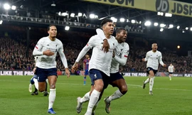 Firmino ăn mừng bàn thắng muộn của Liverpool.