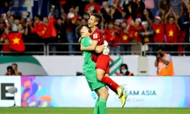 Thủ môn Văn Lâm ăn mừng cùng đồng đội