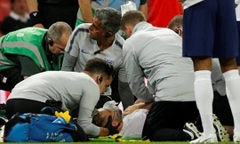 Luke Shaw phải thở oxy rời sân