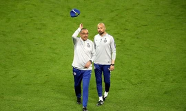 HLV Maurizio Sarri nổi giận rời sân tập của Chelsea.